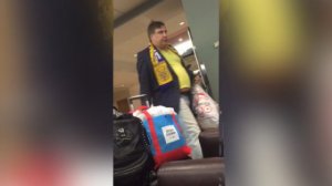 Пятничное: Потерянного Саакашвили в нелепой одежде сняли на видео в аэропорту Нью-Йорка