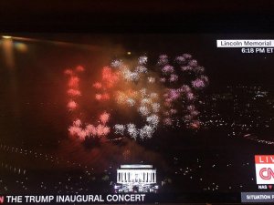 Запущенный над Мемориалом Линкольна салют сложился в USR (вместо USA). В соцсетях шутят, что это значит United States of Russia (Соединённые Штаты России) и салют «подвергся хакерским атакам» России