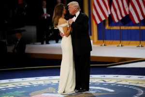 [В узком семейном кругу] «Мы это сделали, мы сделали это. Сегодня у нас был великий день». Дональд и Мелания Трамп на балу станцевали медленный танец под музыку Фрэнка Синатры «Мой путь»