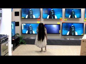 Девочка из "Звонка" вылезла из телевизора и напугала покупателей магазина