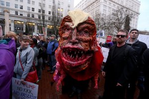 [«Английский» юмор] Трамп нелепый: самые безумные плакаты с которыми выходили участники маршей протеста