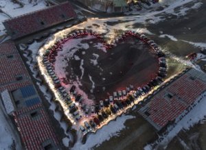 Всем любви: автомобилисты России строят АвтоСердца. Владивосток собрал 104 машины. Кто больше?