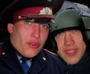 В Тюмени двое грабителей, уходя от полицейской погони, забрались на забор базы ОМОНа