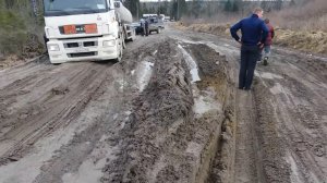 На федеральной трассе между Петербургом и Карелией в грязи застряли десятки машин