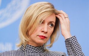 Захарова: американский дипломат вынес российский стенд с выставки в Вене