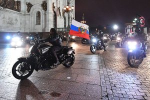 "Ночные волки" во главе с Хирургом приложились к мощам Николая Чудотворца, примчавшись к ХХС на байках в полночь
