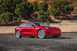 Tesla показала серийную версию Model 3