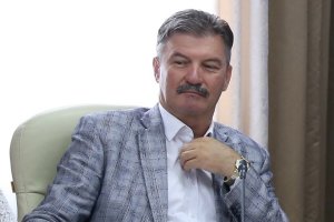 Видео: новосибирский депутат устроил скандал на штрафстоянке, куда увезли его Land Cruiser