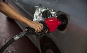 СМИ узнали о принятом в правительстве решении повысить акцизы на бензин