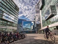 К приезду Путина в "Яндекс", где ему покажут беспилотное авто, закрыли парковку и кафе, демонтировали велопарковки