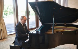 Мацуев отметил прогресс в игре Путина на фортепиано