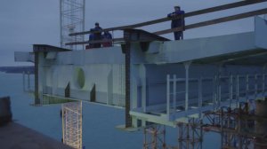 [«мерная поступь железных батальонов»] 20 декабря завершилась сборка пролетных строений автодорожной части Крымского моста.  Через год по нему через Керченский пролив должен проехать первый автомобиль