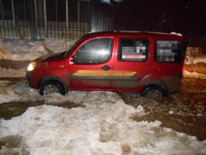 В микрорайоне Зиновы г.Кирова по неизвестным причинам регулярно затапливает проезжую часть