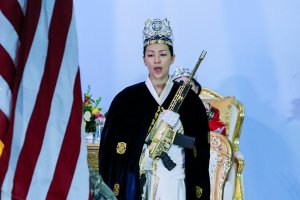 «Винтовка — это праздник»: адепты Церкви всеобщего мира в Пенсильвании провели службу с оружием в руках и в коронах из патронов