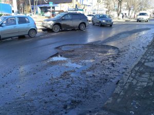 Активисты ОНФ выявили многочисленные дефекты на отремонтированных в 2017 году кировских дорогах