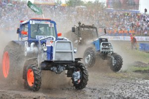 Бизон трек шоу Ростов-на-Дону 20 мая 2018 (Гонку на тракторах выиграл солдат-отпусник из Ростовской области )