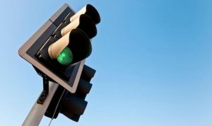 Смарт-светофоры будут сообщать водителям рекомендуемую скорость движения с таким расчетом, чтобы следующий светофор был исключительно «зеленым»