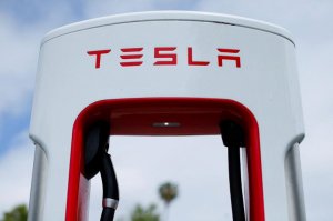 Электромобили Tesla получат функции «полностью самоуправляемого движения» в августе