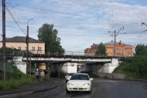 Активисты призвали власти Котельнича решить проблему застревающих под путепроводом грузовиков