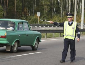 Водителей стали штрафовать за мигание дальним светом