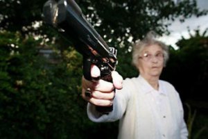 Выходные в США прошли весело или вооруженная бабушка и 4 негра