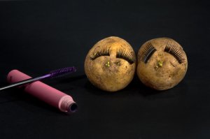 Зачем огурцу пупырышки, чем на нас смотрит картошка, почему клубника это орех и другие факты о еде