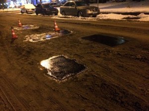 Дорогостоящий литой асфальт в Кирове укладывают прямо в «снежную кашу»