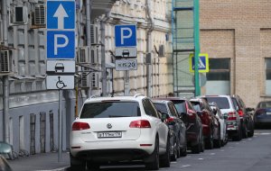 Интенсивность использования машиномест после изменения правил парковки 15 декабря возросла на центральных улицах Москвы в 3 раза , на 17% больше их используют для автомобилей местных жителей