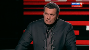 «Я подойду и по башке врежу!»: на шоу Соловьева в гостя запустили стаканом воды и наорали на него