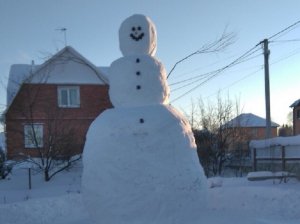 Не снеговик, а снеговище! Тюменский студент слепил великана высотой с двухэтажный дом.