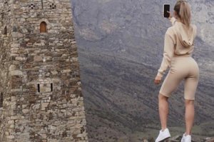 Фотография туристки на фоне достопримечательности вызвала шквал критики в сети