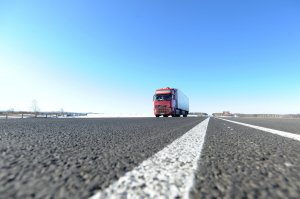 В России ограничат движение грузовиков по трассам днём