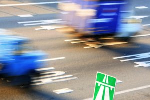 Российский дорожный научно-исследовательский институт готовит по заказу Росавтодора ГОСТ, позволяющий устанавливать на дорогах скоростной лимит в 130 километров в час