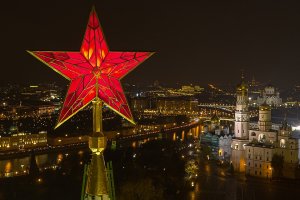 Таким Кремль мы еще не видели: Спасская башня и рубиновые звезды с высоты птичьего полета
