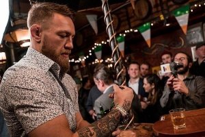 Макгрегор ударил по лицу отказавшегося пить виски посетителя паба