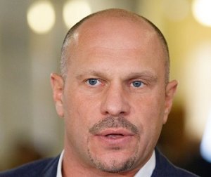 [«... прямо на нос соловью»] 2 октября в Верховной Раде разразился скандал, на этот раз на интимной почве. Депутата от оппозиционного блока Илью Киву «застукали» за мастурбацией на пленарном заседании