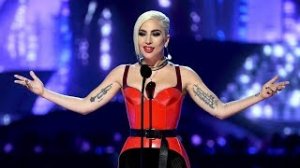 Леди Гага запрыгнула на фаната и рухнула со сцены