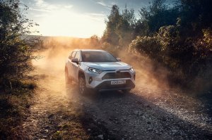 Окажитесь в стихии Toyota RAV4: грунт, камни, лед, песок и крутые спуски – все это будет на шоу RAV4STORY в Москве и Питере