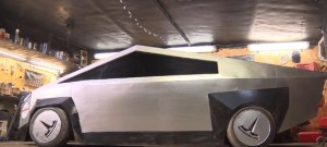 Журналисты выяснили, кто создал Tesla Cybertruck из жигулей, которая ездит по Москве (видео)