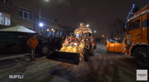 Трактор — «Морозик» и КамАЗ — «Снегурочка»: в Красноярске украсили технику в новогодних персонажей