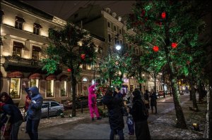 Большую конюшенную улицу на один зимний день украсили розами