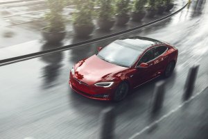 Tesla доработала самую дальнобойную Model S. Теперь она может проезжать 650 км