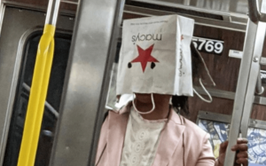 Чудики в метро: забавные маски и предметы на голове во время коронавируса