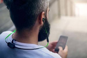 Эксперт рассказал о плюсах и минусах использования беспроводных наушников