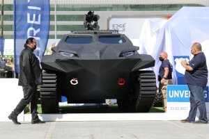 Стивен Сигал представил в ОАЭ украинский электровездеход-амфибию