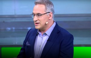 Норкин в рамках дискуссии рассмешил зрителей анекдотом про конькобежца из Анголы