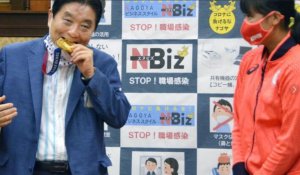 Олимпийской чемпионке поменяют золотую медаль после укуса японского мэра