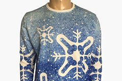 Дизайнеру пришлось отказаться от продажи новогодних свитеров из-за пошлой ошибки