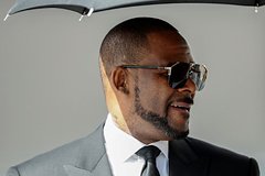 [I Believe I Can Fly]Обвиненный в педофилии певец Ар Келли получил 30 лет тюрьмы