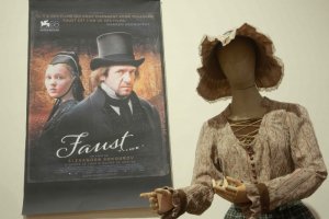 Подлинные костюмы из кинофильма «Фауст» Александра Сокурова привезли в КБГУ